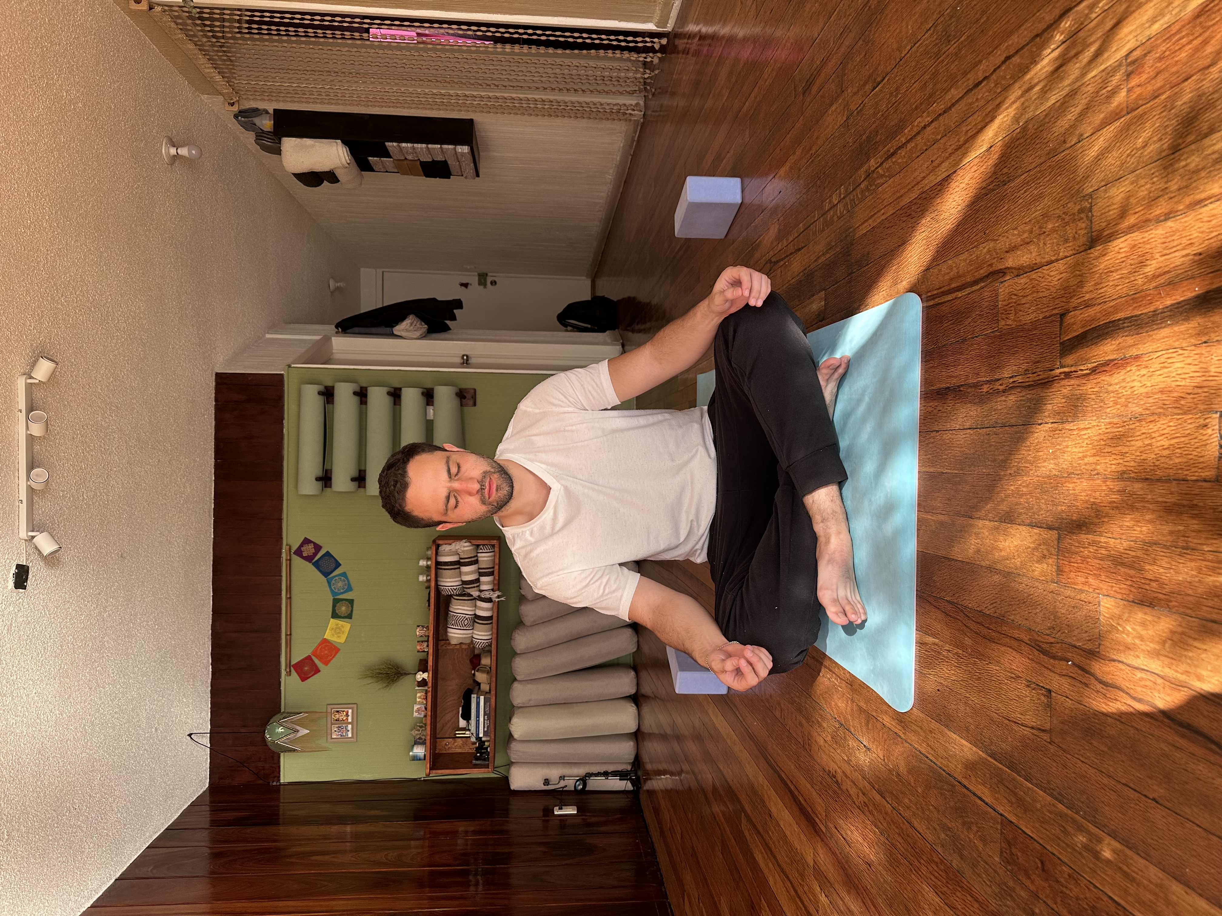 Ajuste y alineación física de yoga en deva studio