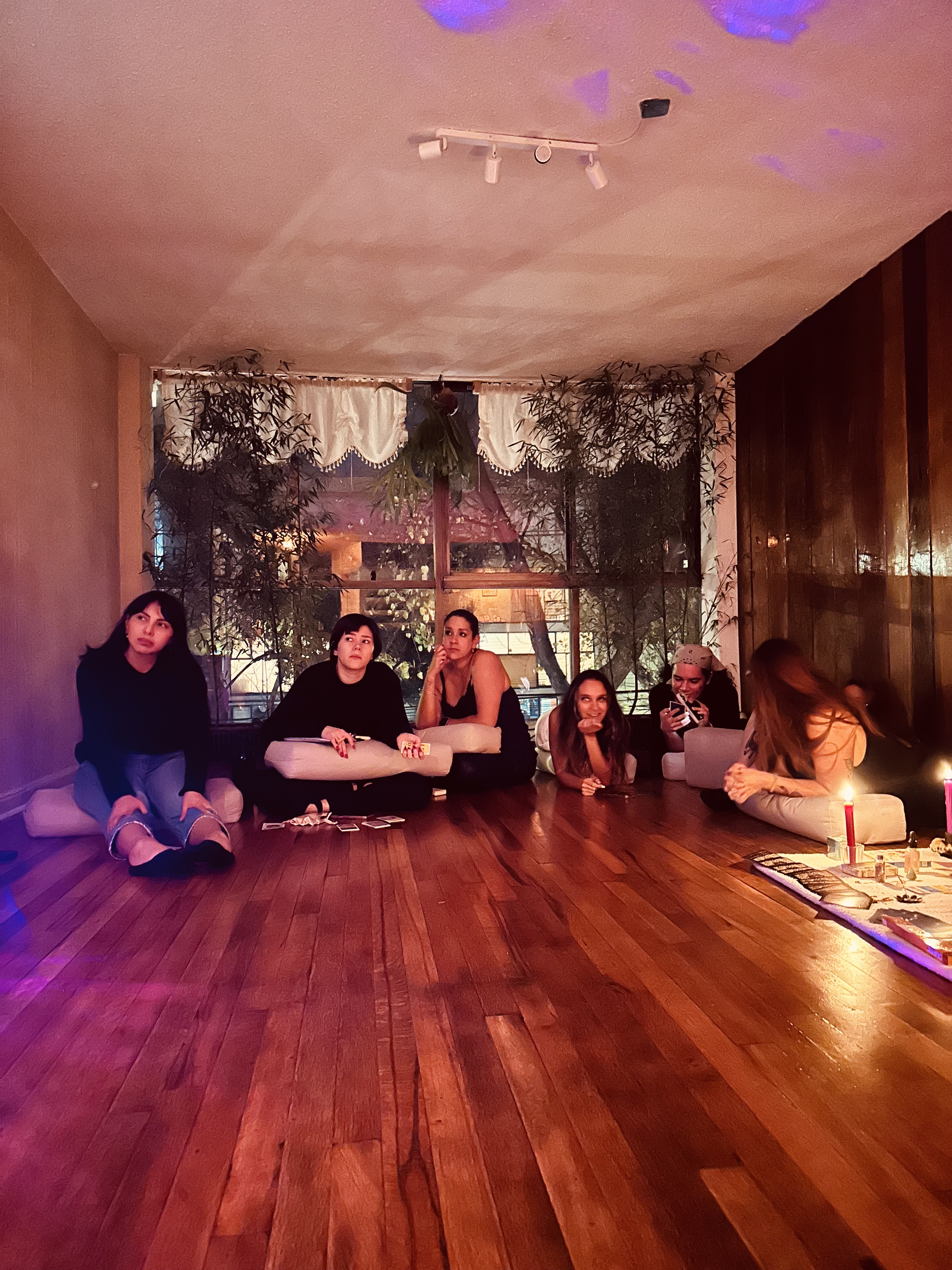 Luz de velas y calma Yin yoga en deva studio